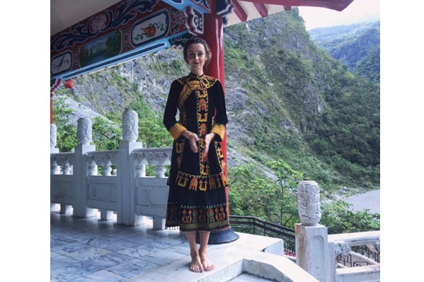 「Follow Me」在台灣阿里山，Nataly Zakharova穿上原住民服飾。（圖片來源／natalyosmann）