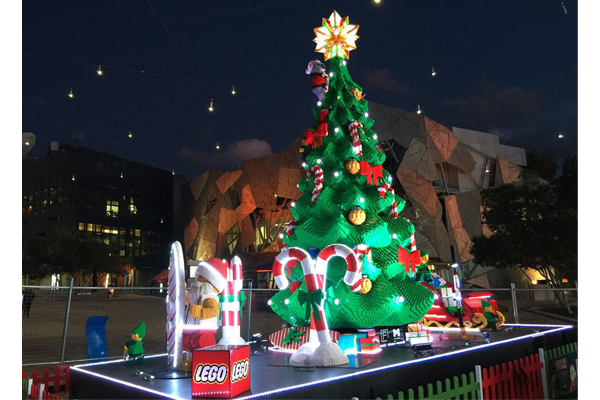 充滿童話氣息的樂高聖誕樹亮燈。（圖片來源／Light and Sound Solutions）