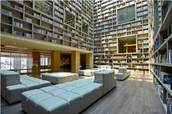 大地酒店藏書閣中蒐集的三千多本書，都是來自世界各地的二手書。（圖片來源／大地酒店）