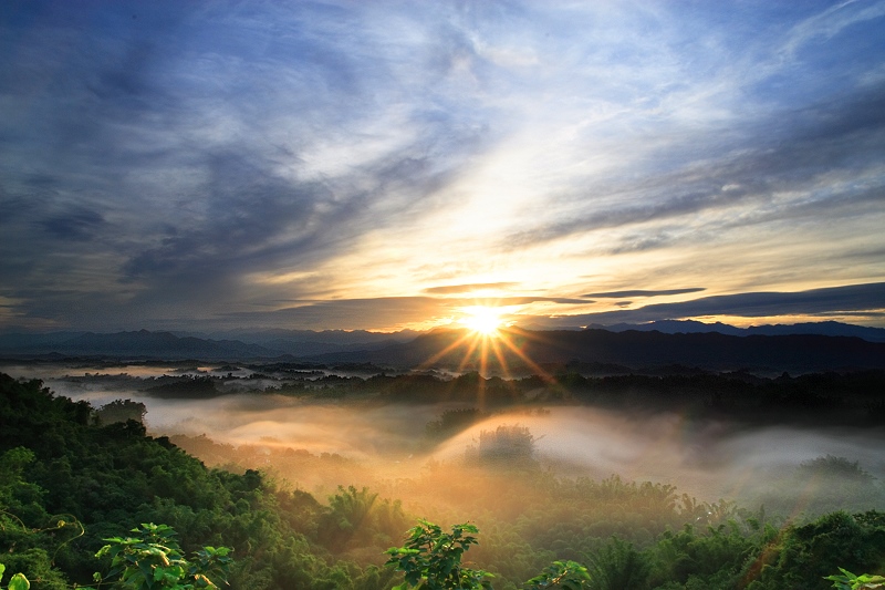 雲霧山景在光影照射下層疊出了遠近，如山水畫般美麗。(圖片來源／台南觀光）