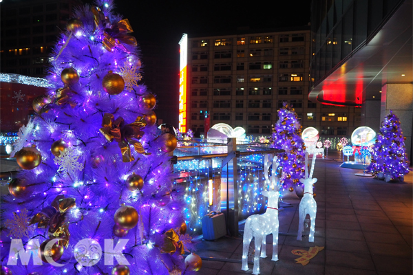 璀璨繽紛的聖誕樹與麋鹿燈飾點綴信義區街頭。（攝影／MOOK景點家張盈盈）
