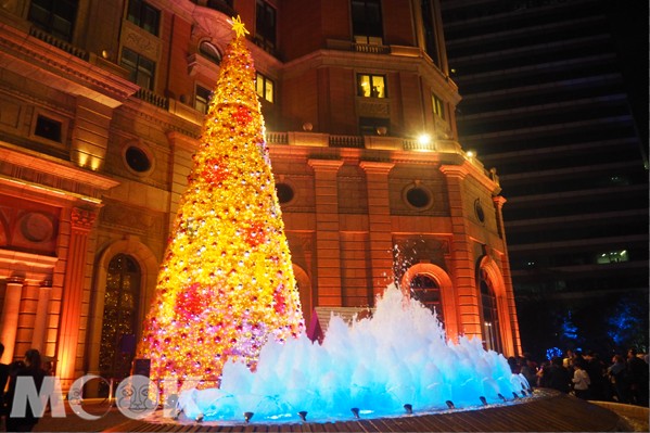 台北文華東方酒店樹立21公尺高的聖誕樹，吸引民眾駐足欣賞。(攝影／MOOK景點家張盈盈)