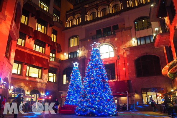 文華精品廣場中所擺放的聖誕樹，供遊客、住客拍照留念。(攝影／MOOK景點家張盈盈)