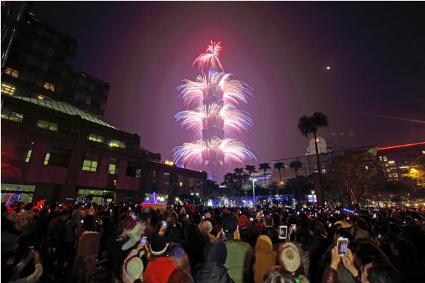 來到信義商圈和陌生人們一起興奮倒數煙火施放。（圖片來源／TAIPEI 101 MALL 台北 101 購物中心）