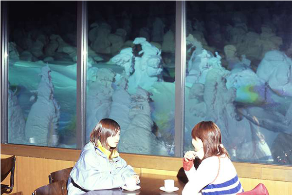 在餐廳裡也能欣賞窗外冰怪景色。(圖片來源／JNTO）