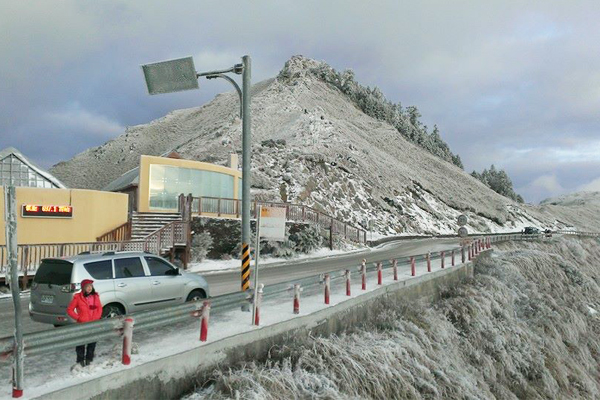 下雪時，上山請務必開啟頭燈小心駕駛。(圖片來源／合歡山賞雪機動團)