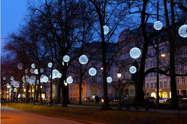 慕尼黑今年聖誕有著閃亮的蒲公英點綴街道。（圖片來源／boredpanda）