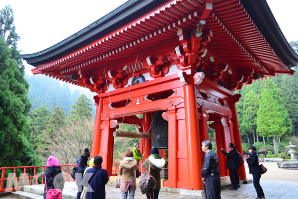 敲鐘祈求好運。日本NHK節目《ゆく年くる年》每年都會轉播寺廟的「除夜の鐘」，2015邁向2016之際將在延曆寺登場。(攝影／MOOK編輯部林宜君)