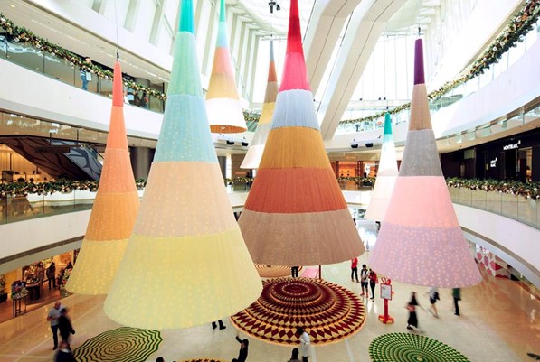 優雅垂掛巨型聖誕樹身影。(圖片來源／HK ifc mall)
