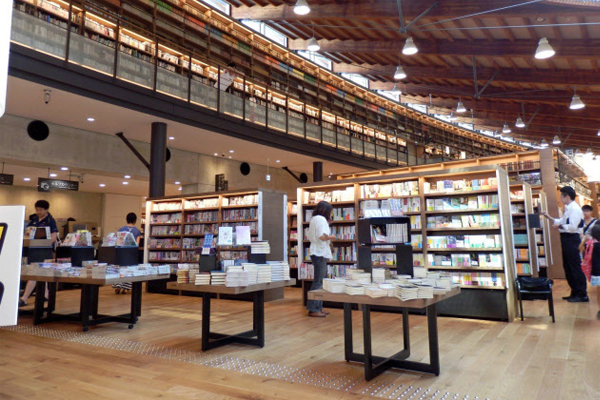 如果閱讀到喜歡的書也能直接在館內書店購買。（圖片來源／nikkei）