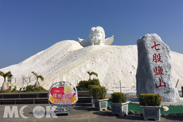 巨大愛神地景將持續至2016年3月底。(圖片提供／七股鹽山粉絲團)