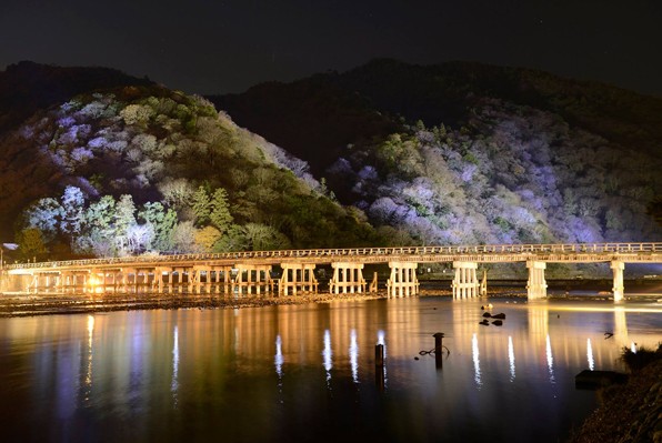 嵐山渡月橋是京都人氣景點，夜間點燈活動別有一番風情。(圖片來源／京都・花灯路)