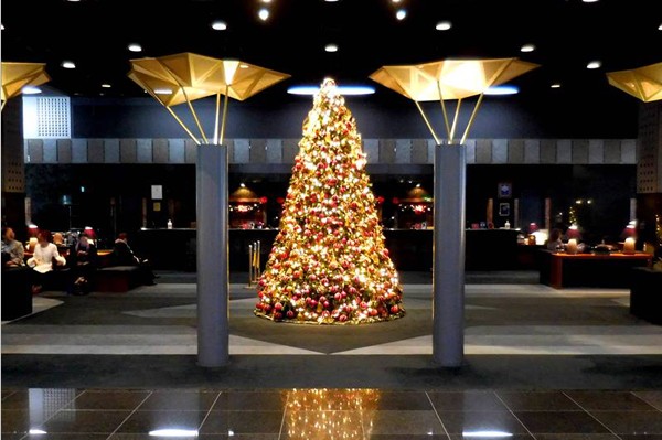 Hotel Granvia Kyoto的聖誕樹氣質高雅。(圖片來源／ホテルグランヴィア京都)