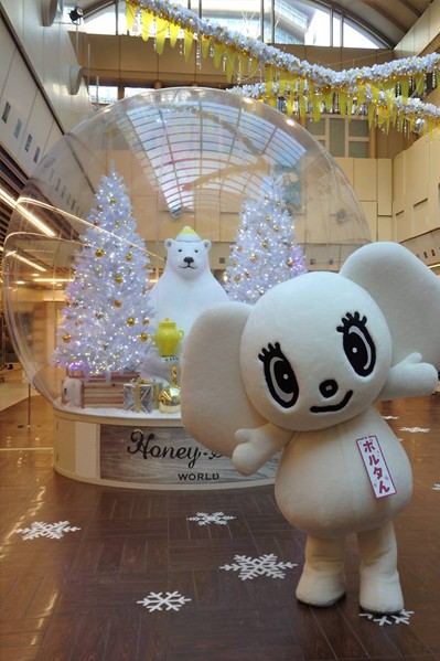 可愛的北極熊雪球與京都ポルタ吉祥物合影。(圖片來源／京都ポルタ)