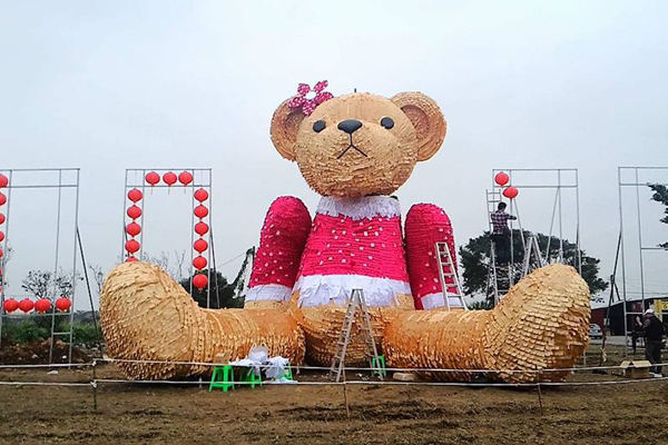 第二屆航空城地景藝術節，迷路小熊化身「女英熊」模樣。（圖片來源／航空城地景藝術節）