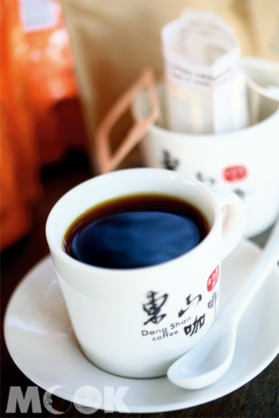 喝咖啡之前記得聞咖啡，感受東山咖啡豆的果酸香氣。(圖片提供／墨刻編輯部)