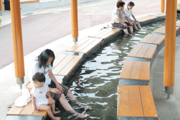 楓之湯足湯池，讓遊客免費使用十分具有便利性。(圖片來源／山之內元宵 Yamanoguchi Lantern)