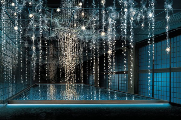 よろづや內的裝置藝術燈籠，是歷史建築裡面的亮點。(圖片來源／山之內元宵 Yamanoguchi Lantern)