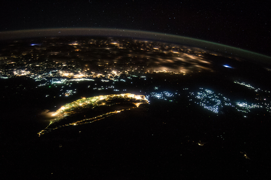 太空俯瞰台灣燈火景色，美景讓人驚艷。(圖片來源／NASA)