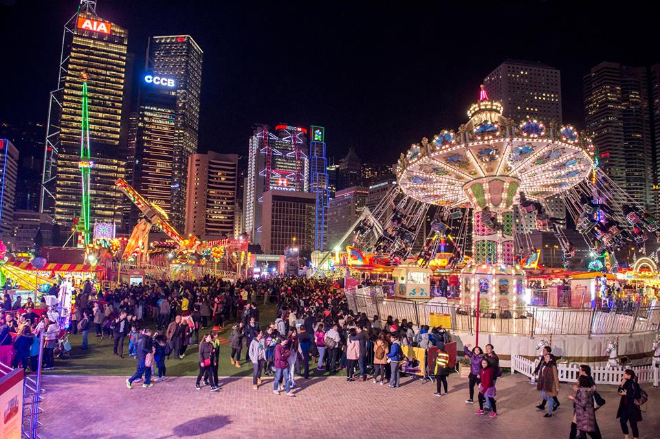 來到歐陸嘉年華玩一邊還可欣賞維港夜景。(圖片來源／香港逗陣行)