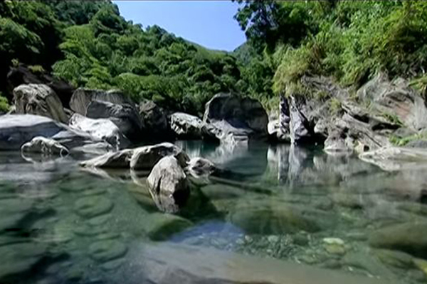 花蓮慕谷慕魚美景，彷彿世外桃源一般讓人嚮往。(圖片來源／youtube）