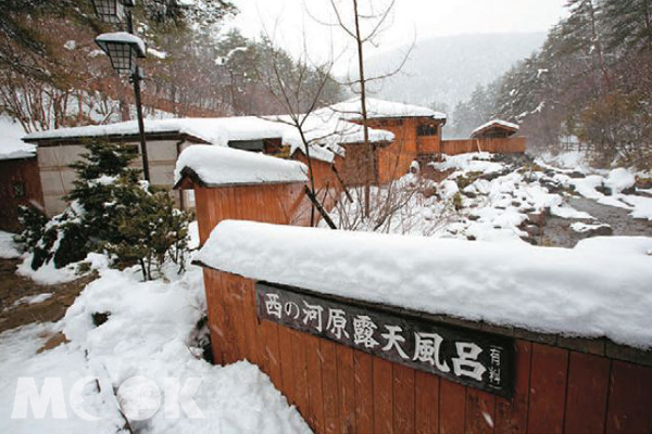 西之河原大露天風呂擁有500平方公尺的寬闊大浴湯，是日本最大的露天風呂。 (圖片／TRAVELER Luxe旅人誌)