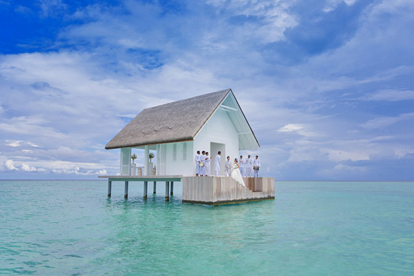 四季酒店的海上白色小屋。（圖片來源／Four Seasons Resort Maldives at Landaa Giraavaru）