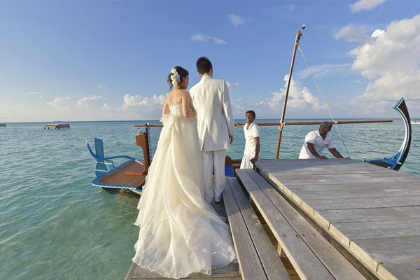 想要前往白色小屋必須搭乘當地船夫的小船。（圖片來源／Four Seasons Resort Maldives at Landaa Giraavaru）