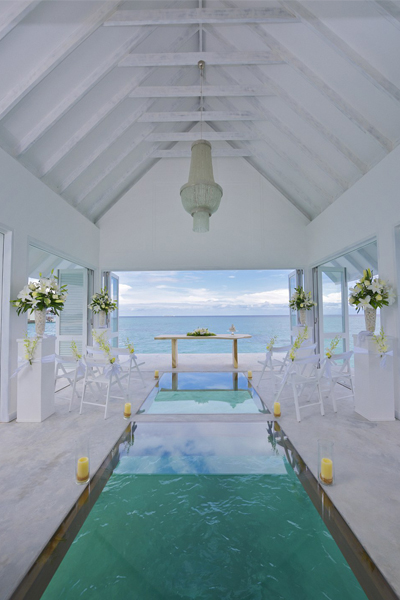中央玻璃地板，能見到屋子下小魚優游的景色。（圖片來源／Four Seasons Resort Maldives at Landaa Giraavaru）