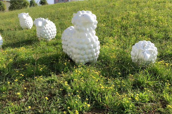 草地上的小羊看起來格外具生命力。（圖片來源／大東藝術中心）