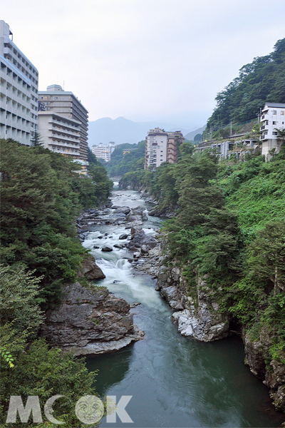 鬼怒川溫泉旅館建於鬼怒川溪谷兩旁。(圖片來源／七重八重)。（圖片提供／栃木縣觀光）