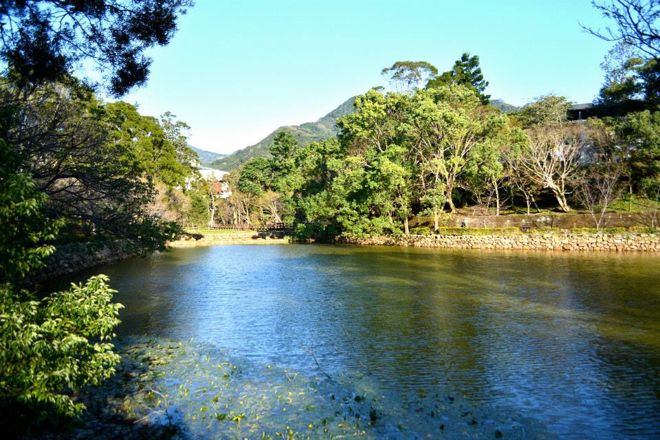 河畔綠草地，遠離塵囂的愜意悠閒。(圖片來源／愛ㄑ桃)