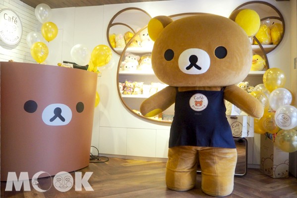 拉拉熊在 Rilakkuma Café 開幕當天現身慶賀。(攝影／MOOK景點家生活旅遊網張盈盈)