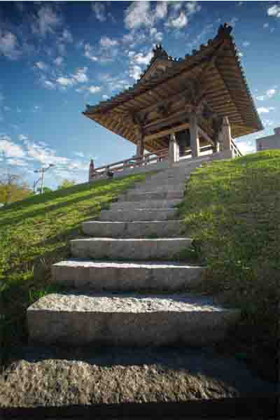 西本願寺建造於日據時期，因其鬧中取靜、寧靜祥和的舒適氛圍備受民眾喜愛。（圖／台灣觀旅局 攝／馬賽Kyo）