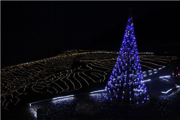配合節日氣氛，也會搭配不同的裝飾彩燈。（圖片來源／senmaida.wajima-kankou）