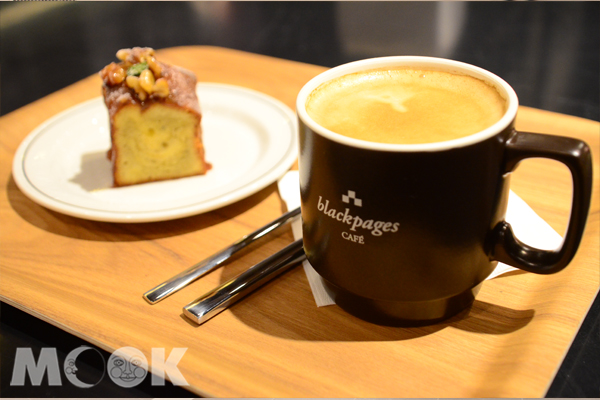 誠品blackpages CAFÉ提供咖啡與蛋糕餐點。（攝影／MOOK景點家廖啟佑）