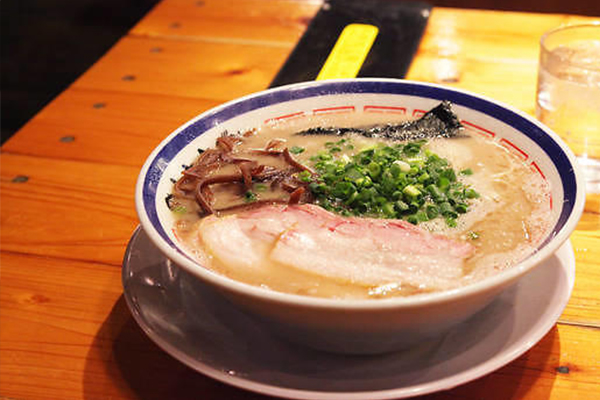 田中商店熬製三天三夜的豚骨湯頭，不只濃郁，風味更香醇絕美。（圖片來源／timeout）