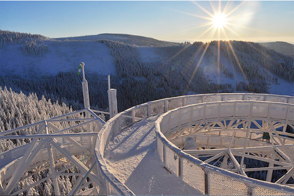 冬季銀白色的步道看起來像極了雪白的城堡。（圖片來源／Stezka v oblacích  Sky Walk）
