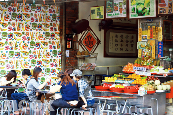 正興街不少知名美食店家林立。（圖片／墨刻出版社）