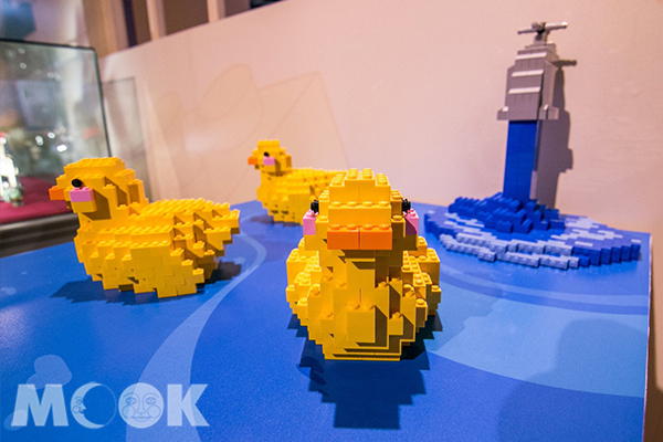 可愛的黃色小鴨也出現展場中。（圖片提供／積木異想世界特展）