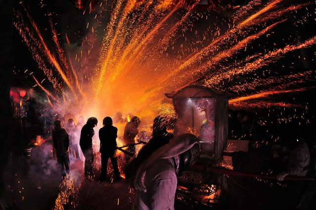 充滿傳統過節氣氛的鹽水蜂炮，每年都吸引大批信眾參加。(圖片來源／台灣觀光年曆）