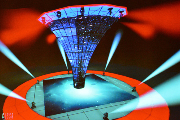 2016台灣燈會首度有以玻璃為主要素材的大型創意燈組「宇宙塔」，是台灣燈會的亮點之一。（圖片來源／桃園市政府）