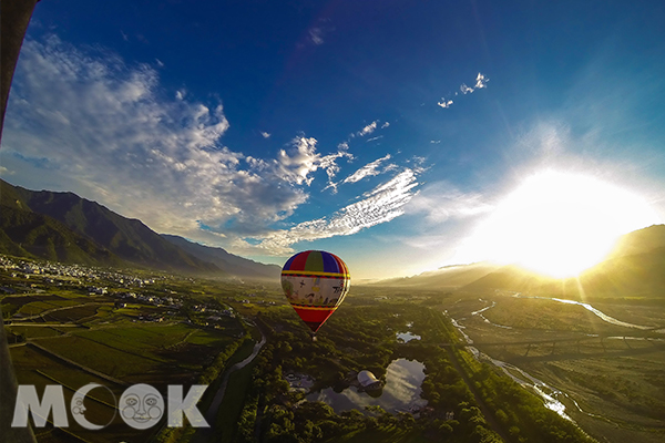 熱氣球載客自由飛空中表演。（圖片提供／台東觀光局）