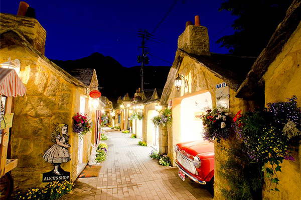 日夜來訪都有不同風景（圖片來源／Yufuin Floral Village【湯布院フローラルヴィレッジ】）