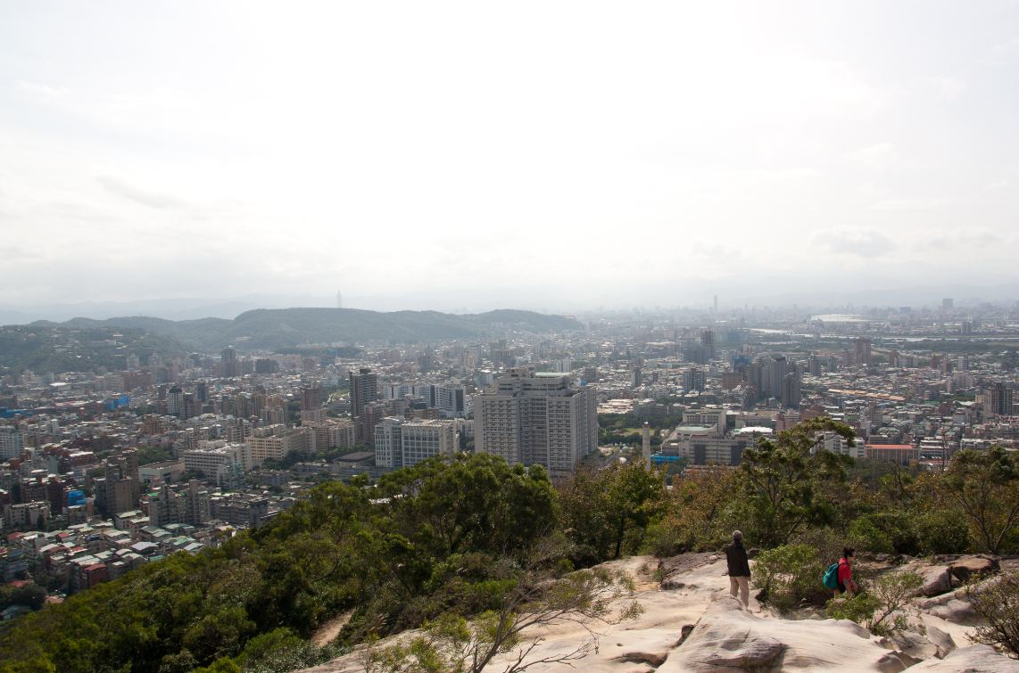 軍艦岩步道山頂俯瞰臺北盆地。(圖片來源／台北市大地處)