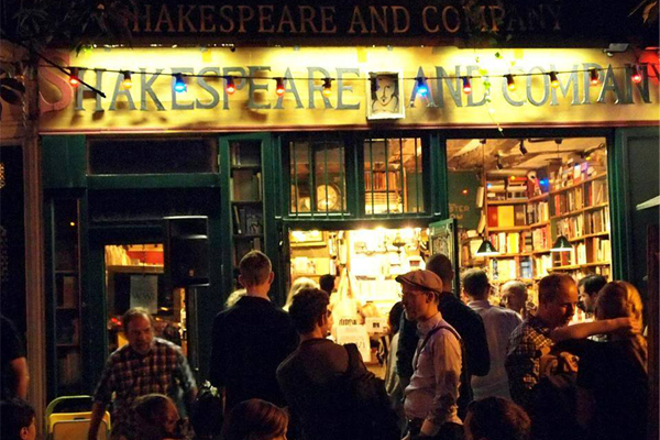 店面雖小卻是巴黎人最著名的書店。(圖片來源／Shakespeare and Company Bookshop）
