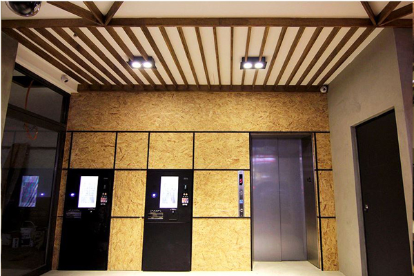 住客可以透過電梯旁的兩台機器辦理自住報到手續。（圖片來源／台中觀光旅遊網）