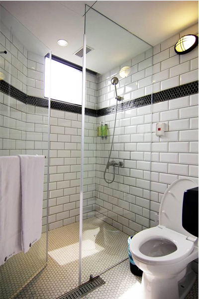 明亮乾淨的衛浴空間。（圖片來源／CHASE Walker Hotel 鵲絲旅店）