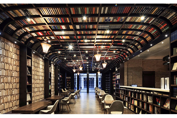 大量使用書板裝飾書店空間。（圖片來源／wzaobao）