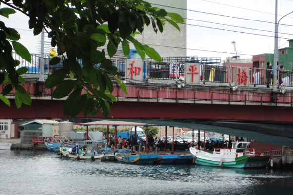 八尺門阿根納造船廠位置基隆和平島的和平橋頭右轉，往原住民文化會館的方向。（圖片來源／基隆市警察局）